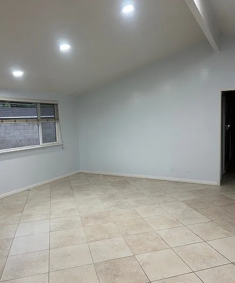 1083 Gilwood Ave — Photo 7