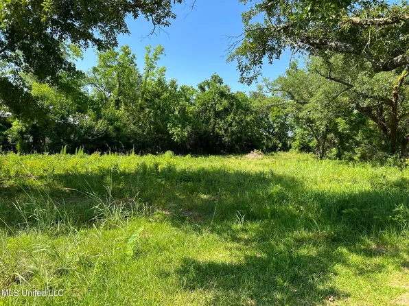 421 Waveland Ave, Waveland, MS 39576