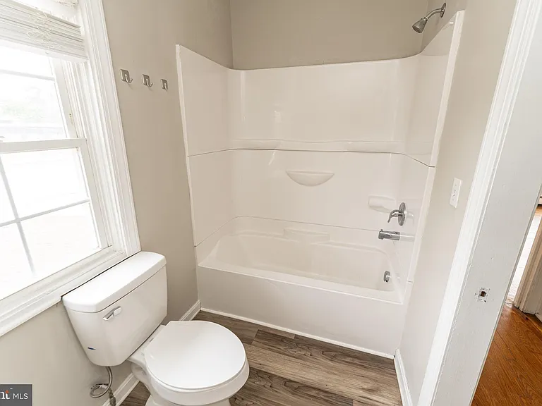 1109 N Division St — Photo 40