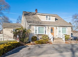 469 Moffitt Blvd, Islip, NY 11751