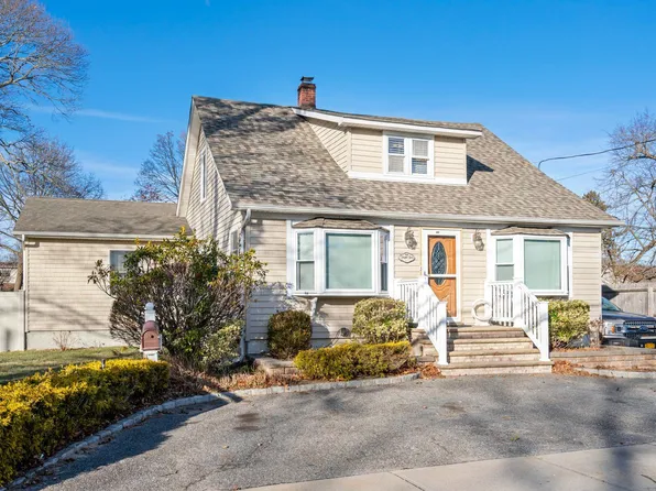 469 Moffitt Boulevard, Islip, NY 11751