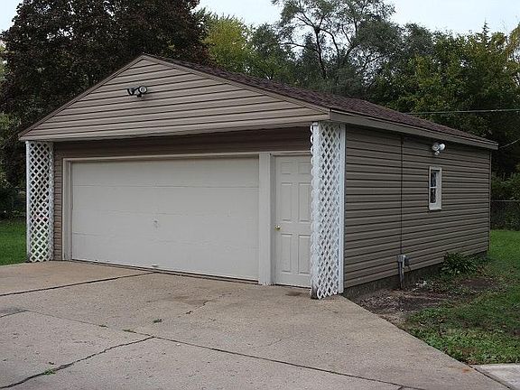 4th image of 718 Lawn Dr