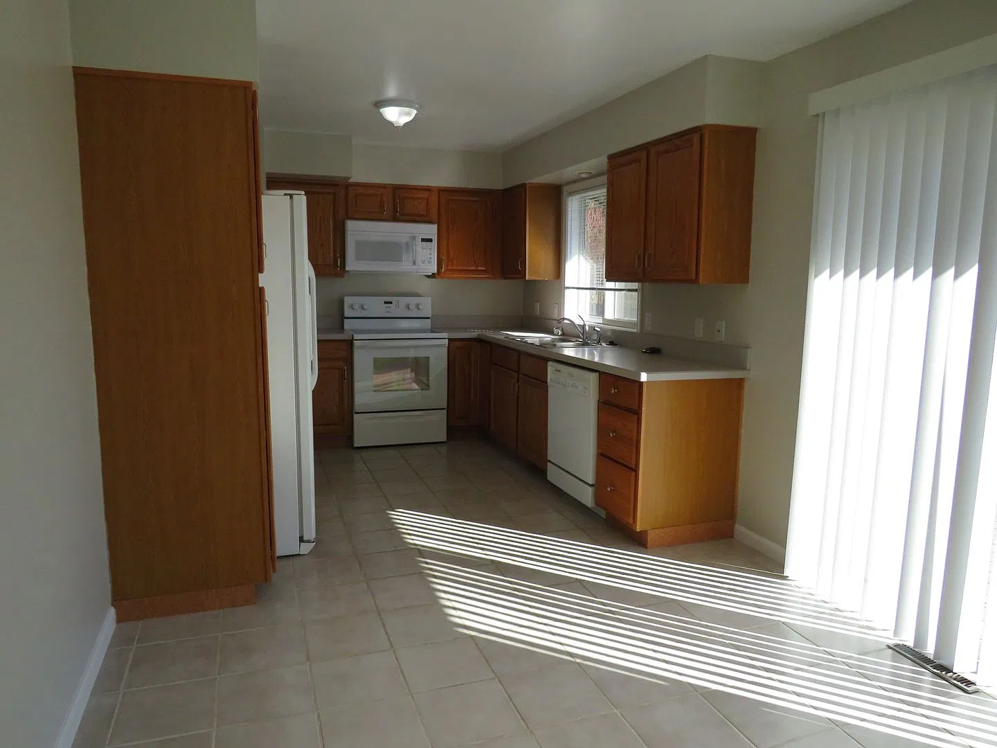 Large 4 Bedroom (1 non-egress) Home on West End — Photo 3