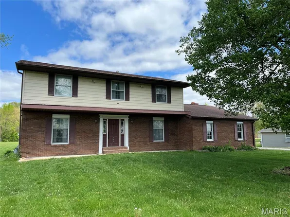 1235 S Hackman St, Staunton, IL 62088