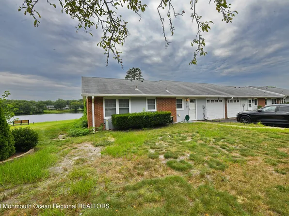 676D New Castle Court, Lakewood, NJ 08701