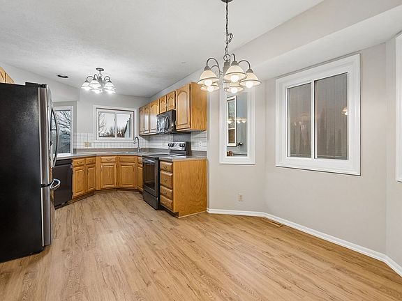 4th image of 16910 Holmes Cir