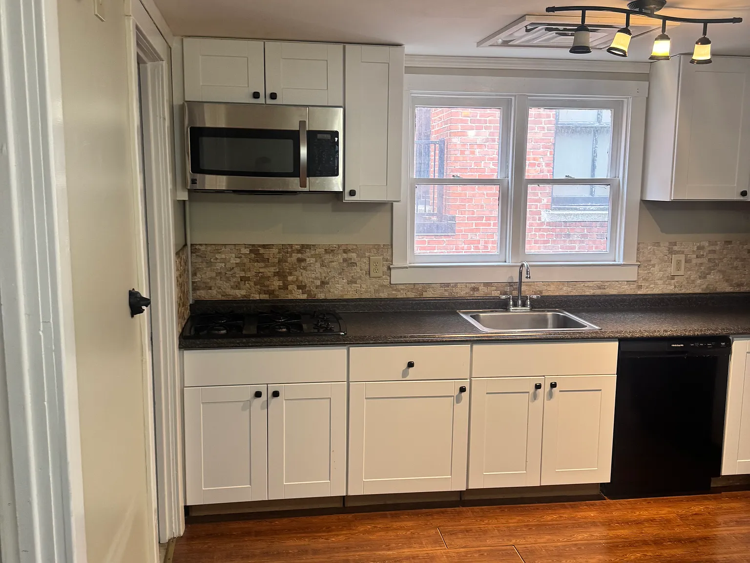 1 bed, 1098 sqft, $1,350 — Photo 3