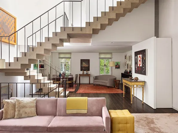 7 Mac Dougal Aly, New York, NY 10011