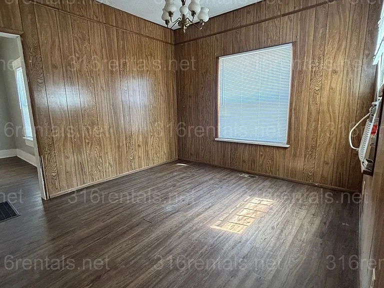 511 W Locust Ave — Photo 20