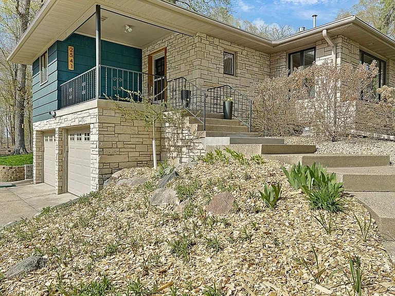 2541 Lakewood Ln — Photo 3
