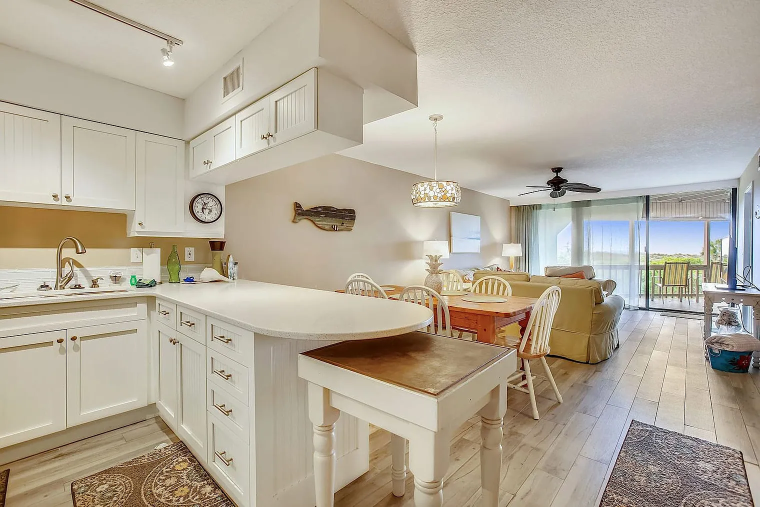 2 bed, 2.0 bath, 1076 sqft, $7,170 — Photo 4