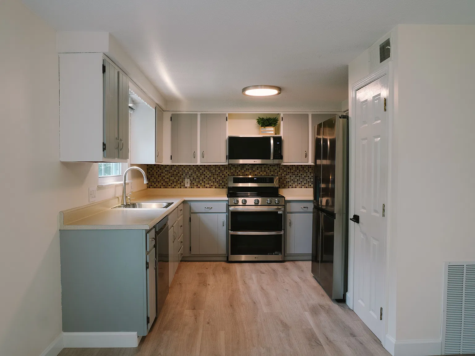 2 bed, 1.5 bath, 1303 sqft, $2,500 — Photo 3