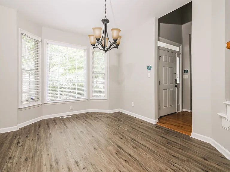 1004 Silverbell Ln — Photo 6