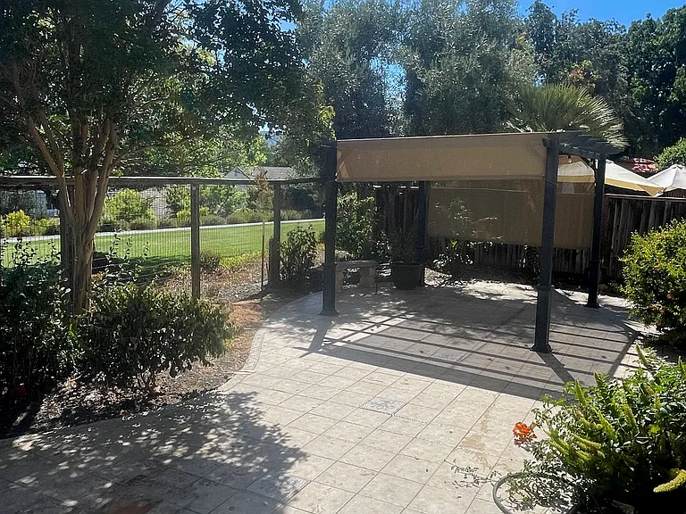 545 Glasgow Cir — Photo 18