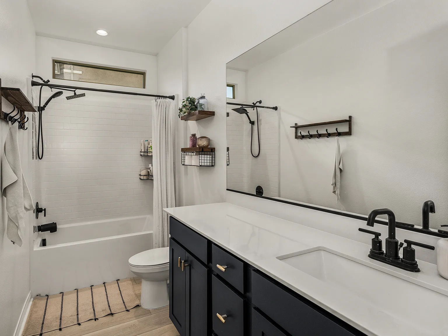 3 bed, 2.5 bath, 2307 sqft, $3,800 — Photo 4