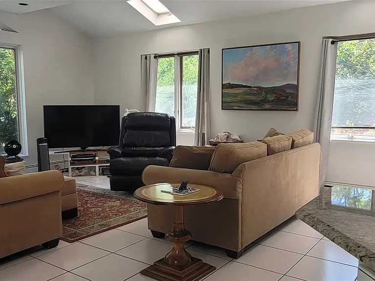 15 Somerset Dr S — Photo 11