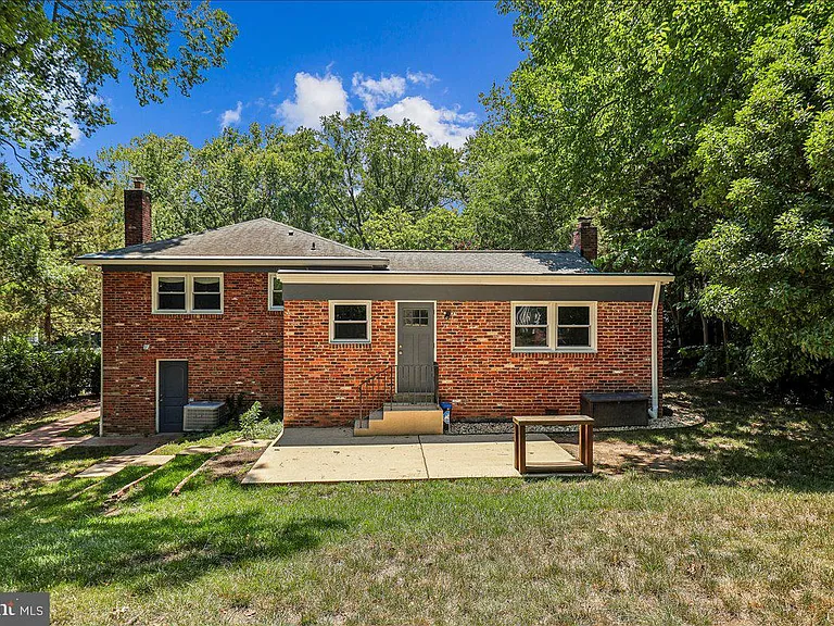 8109 Bainbridge Rd — Photo 3