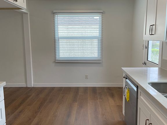 Entry open for possible small dining set-up