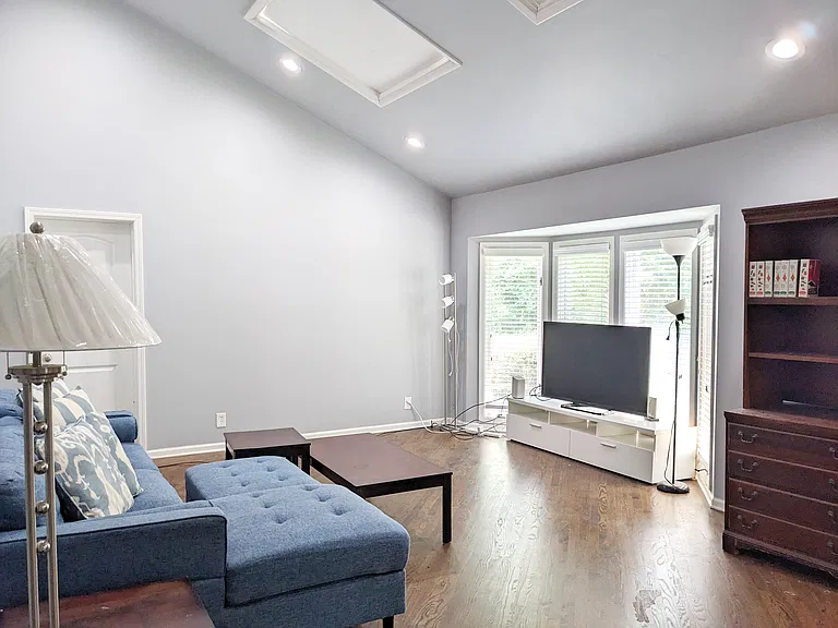 1314 Briardale Ln — Photo 4