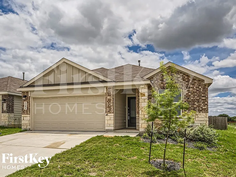 1204 Treehouse Ln — Photo 2