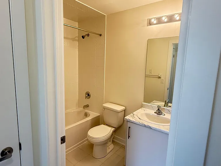 15100-235 Yonge St #111 — Photo 7