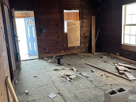 2nd image of 324 E Hazel St