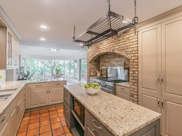 1306 Riverview Dr, Arlington, TX 76012