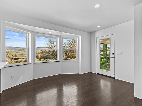 5th image of 593 Crowson Rd