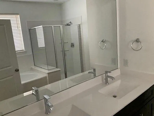 4 bed, 2.5 bath, 2900 sqft, $2,500 — Photo 2