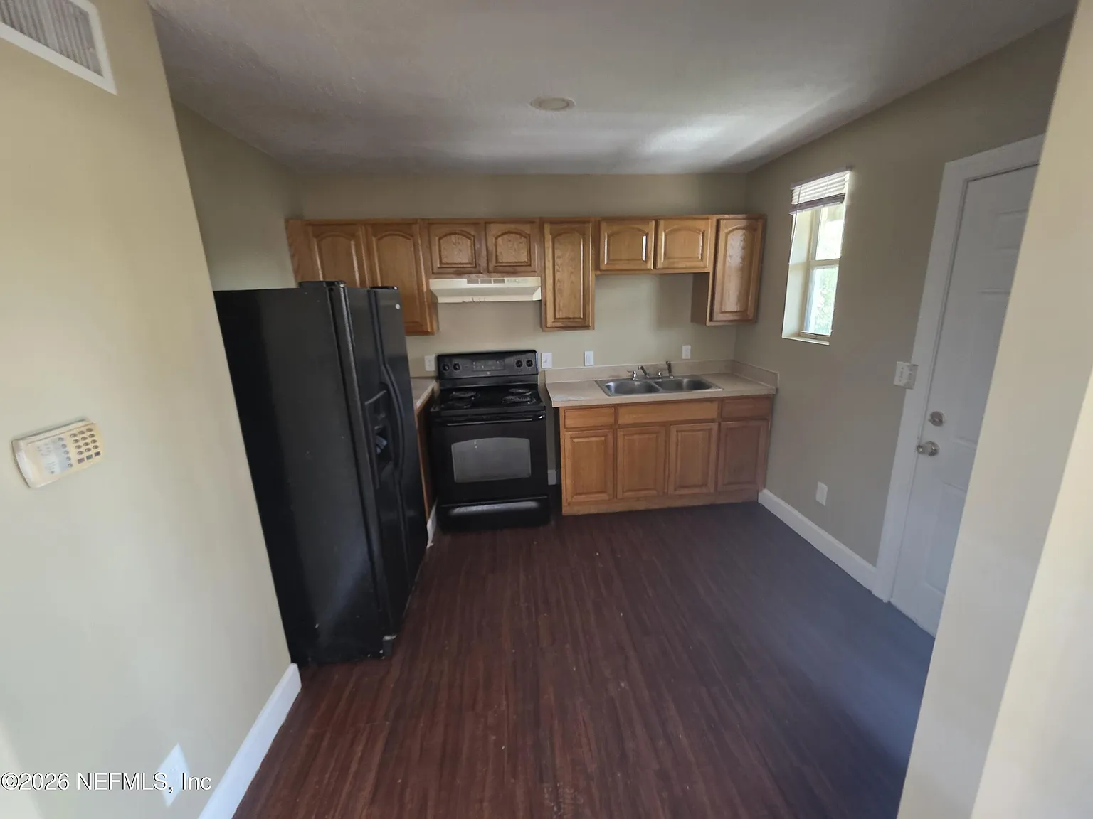 2 bed, 1.0 bath, 676 sqft, $795 — Photo 2