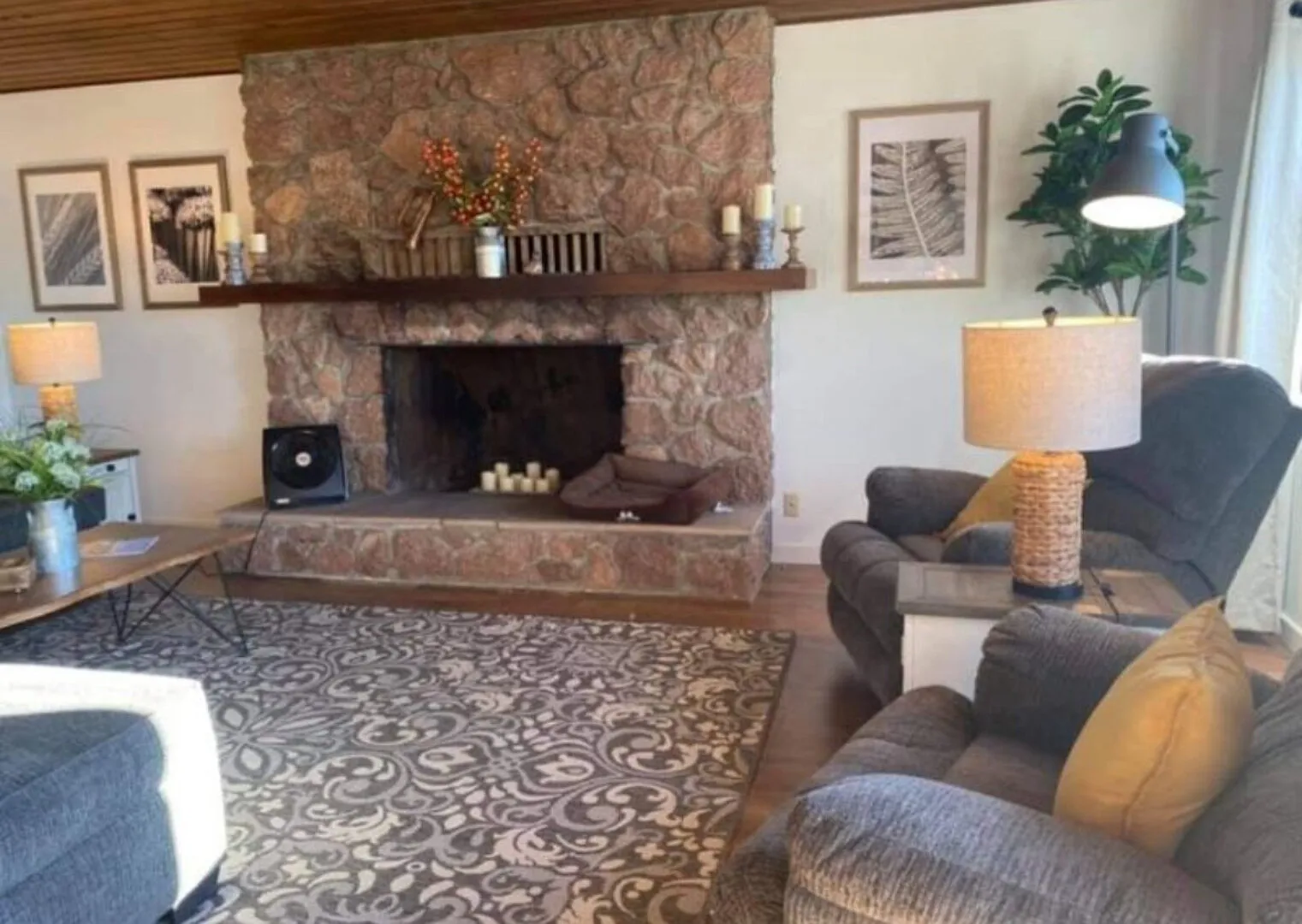 Clean & Renovated Lake Front Home — Photo 3