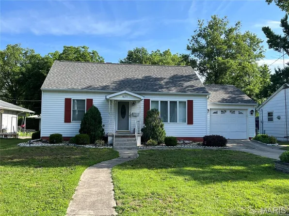 1671 Clinton St, Carlyle, IL 62231