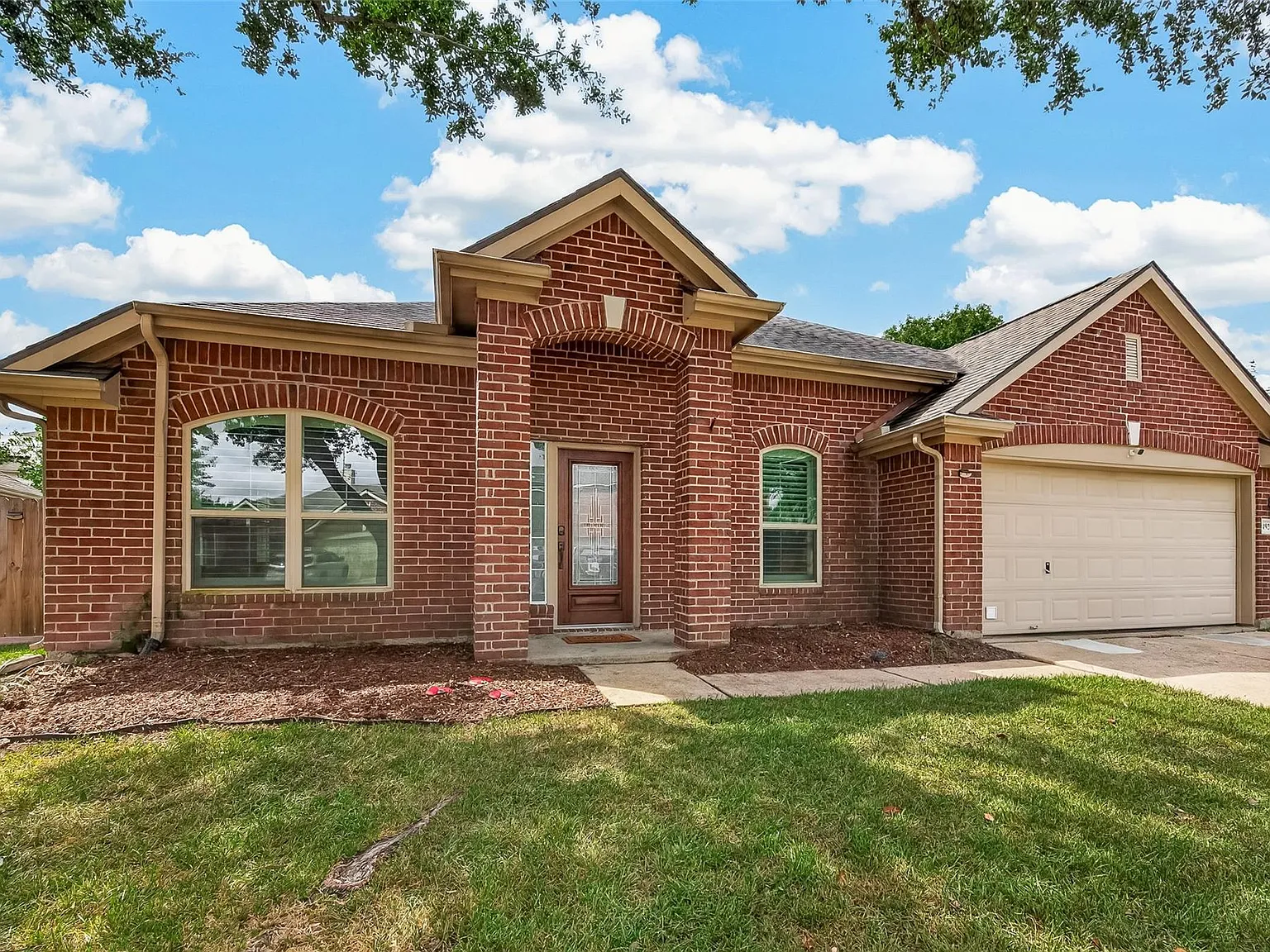 3 bed, 2.0 bath, 2328 sqft, $2,500 — Photo 2