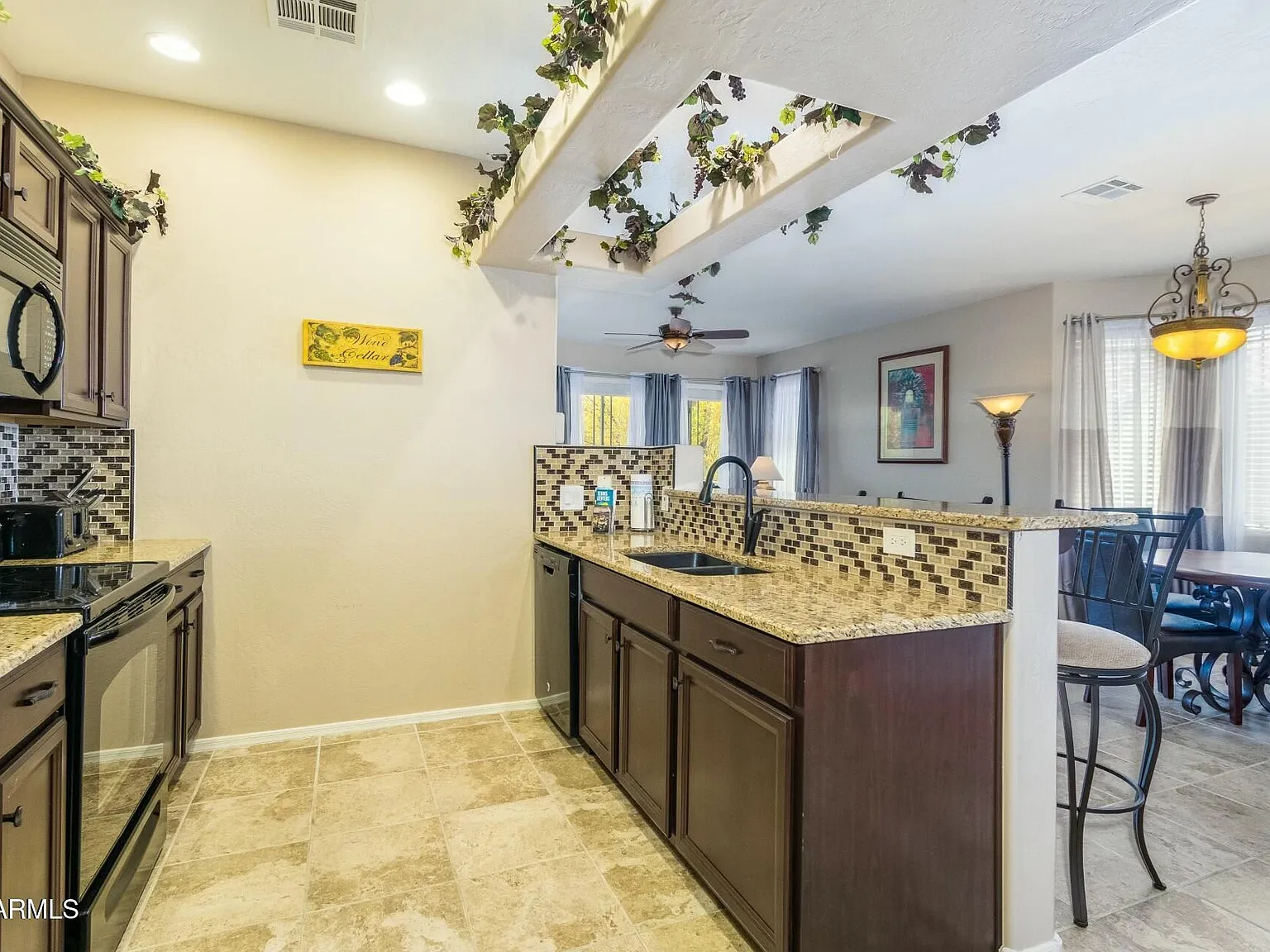 3 bed, 2.0 bath, 1564 sqft, $2,600 — Photo 2