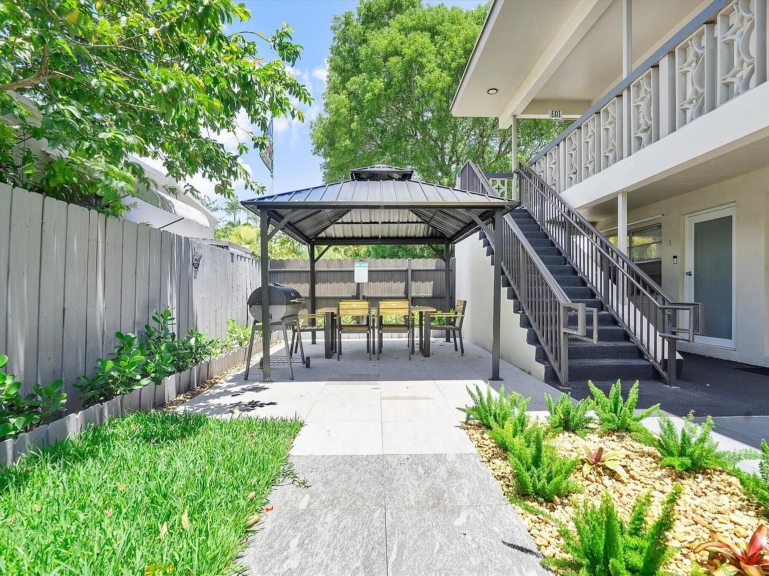 2 bed, 1.0 bath, 650 sqft, $2,100 — Photo 2