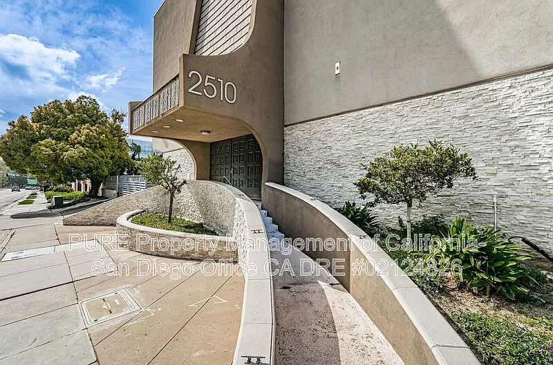 Building Photo - 2510 Torrey Pines Rd #209