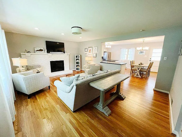 4 bed, 2021 sqft, $2,585 — Photo 3