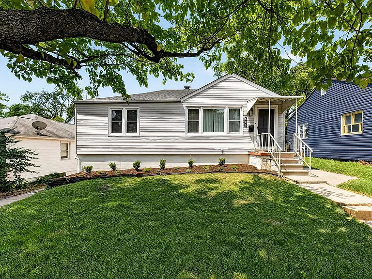 437 Warfield Ave — Photo 2