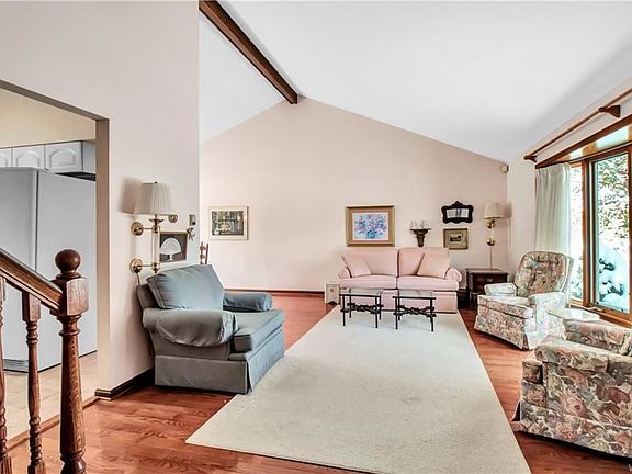 3rd image of 8 Crownland Cir