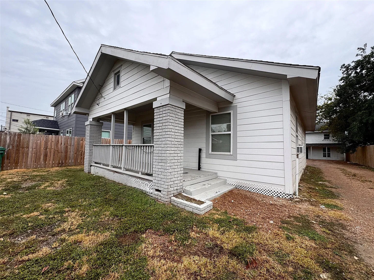 2 bed, 1.0 bath, 1001 sqft, $1,200 — Photo 2