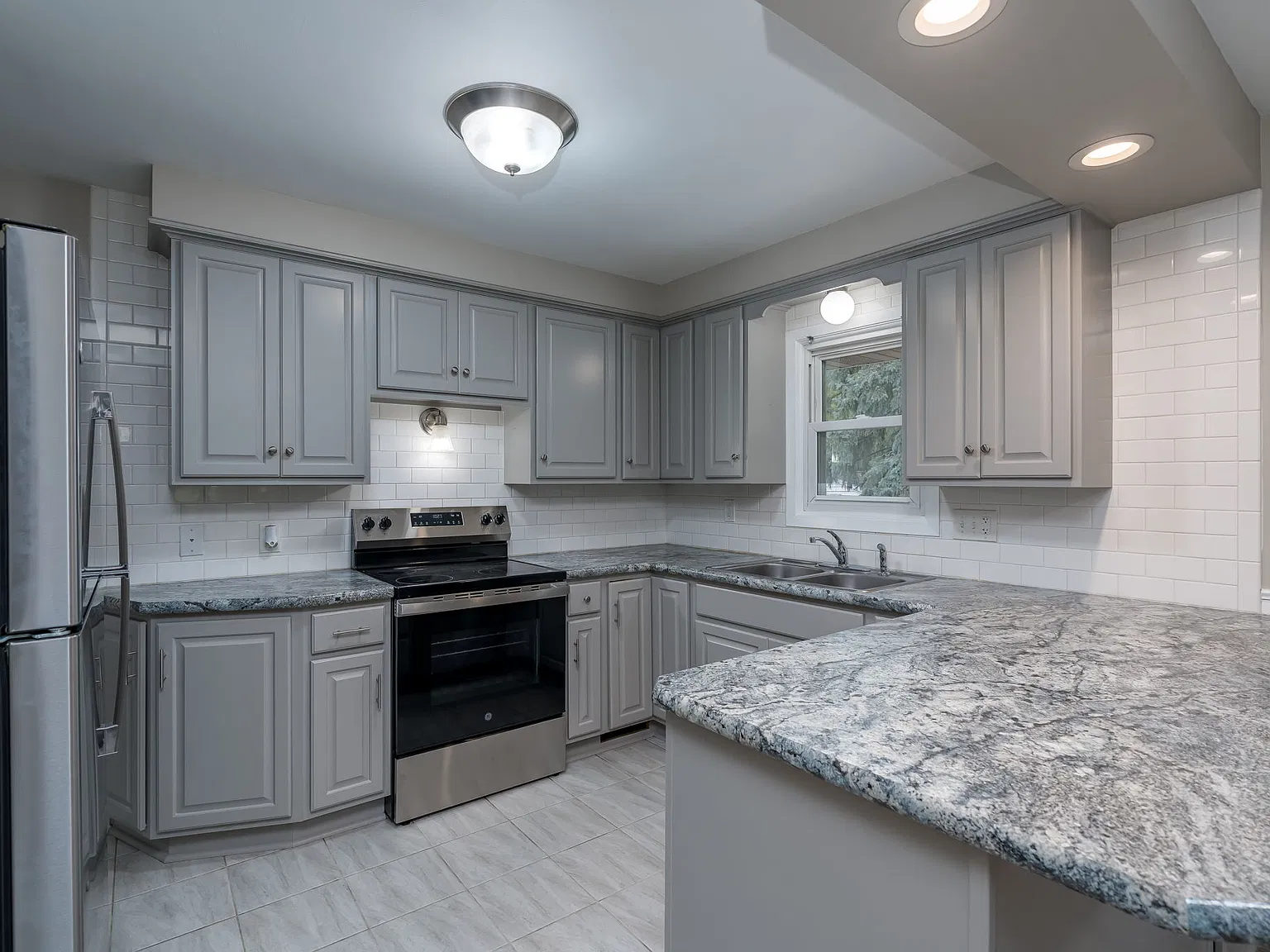 4 bed, 2200 sqft, $1,850 — Photo 2