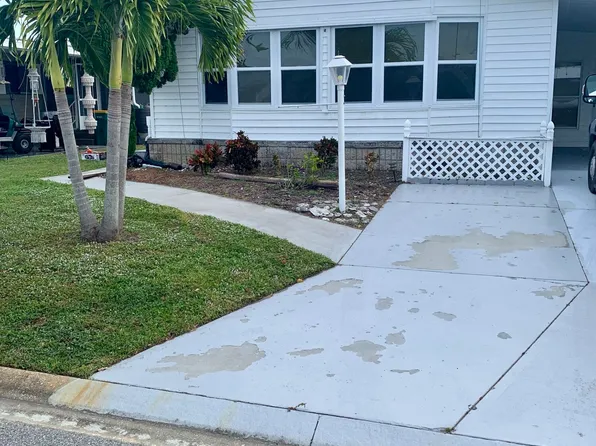 706 Periwinkle Cir, Barefoot Bay, FL 32976