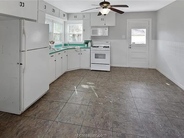 1504 Baker Ave — Photo 6
