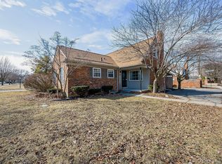 20691 Wedgewood Dr, Grosse Pointe Woods, MI 48236