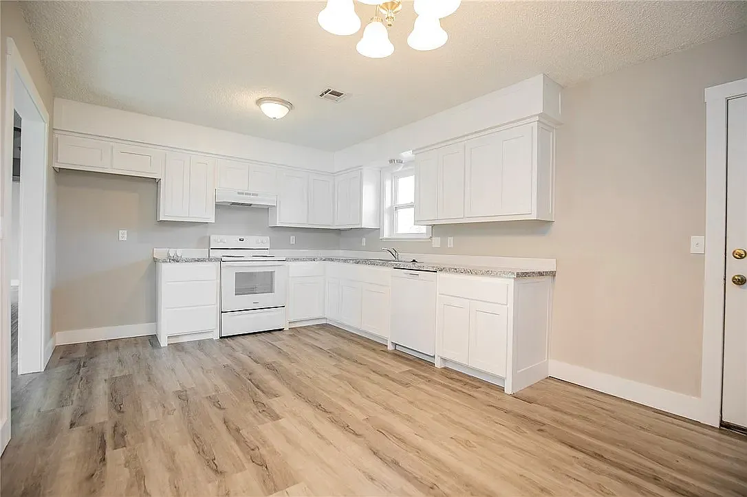3 bed, 1040 sqft, $1,800 — Photo 2