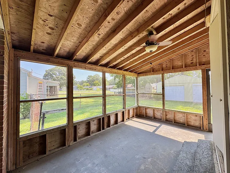 806 Carolina St — Photo 13