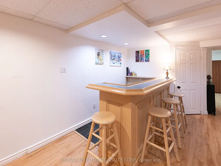 2072 Glenada Cres — Photo 35