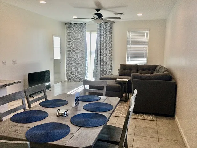 3 bed, 1327 sqft, $2,500 — Photo 4