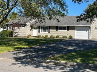 22 Cambridge Rd, Kendall Park, NJ 08824