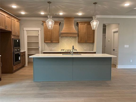 5th image of 305 Springtime Way